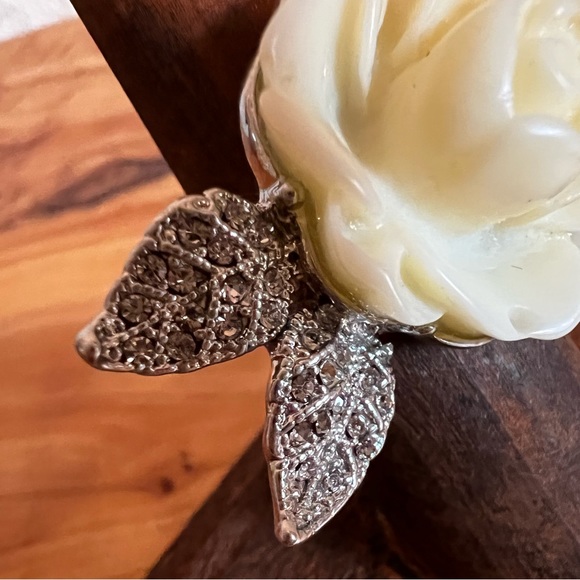 🌹Beautiful Ivory Rose Ring W/ Jewelled Leaves - Picture 4 of 14
